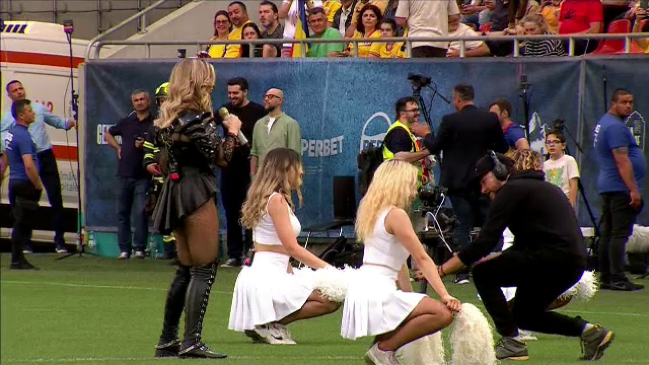 Loredana Groza și dansatoarele au întreținut atmosfera pe Arena Națională! _7