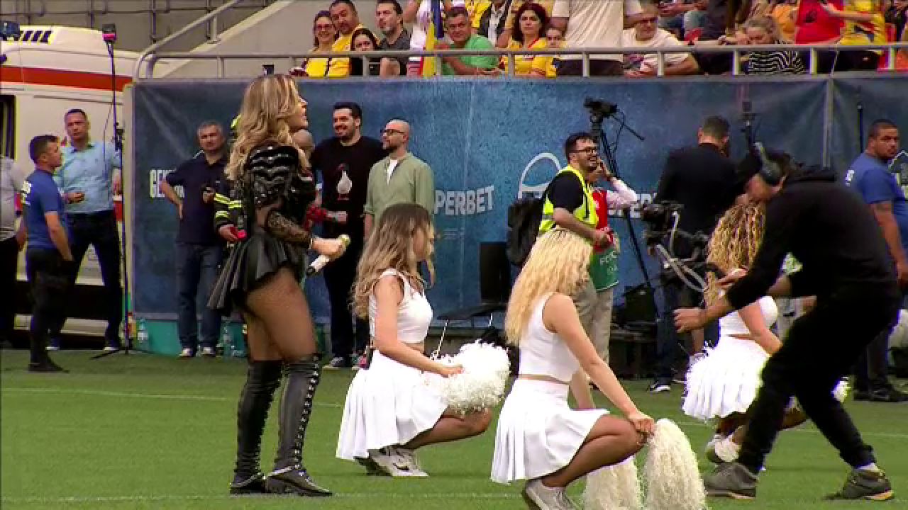 Loredana Groza și dansatoarele au întreținut atmosfera pe Arena Națională! _9