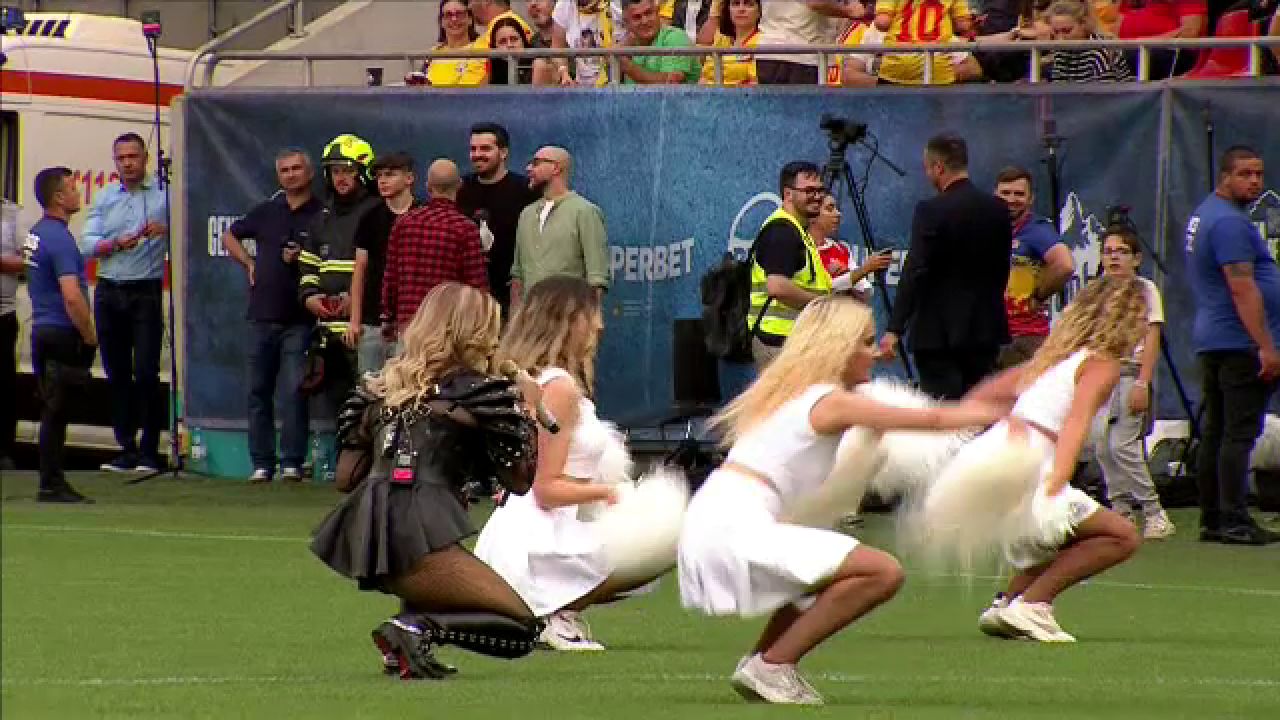 Loredana Groza și dansatoarele au întreținut atmosfera pe Arena Națională! _14