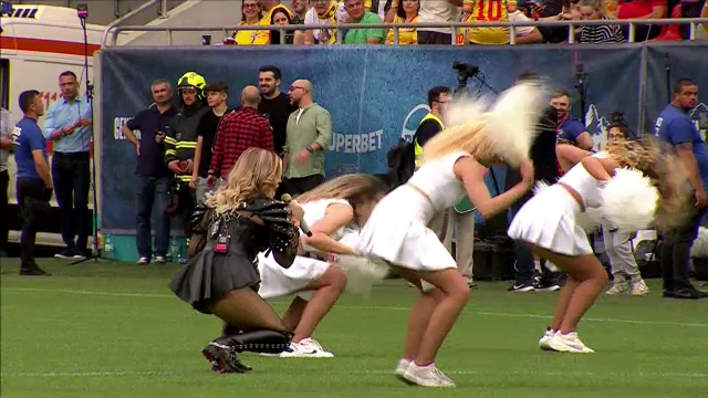 Loredana Groza și dansatoarele au întreținut atmosfera pe Arena Națională! _15
