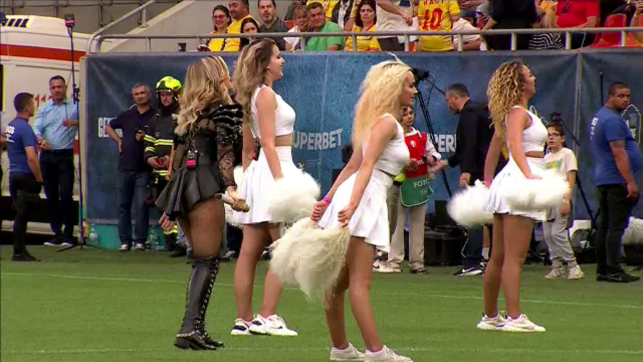 Loredana Groza și dansatoarele au întreținut atmosfera pe Arena Națională! _17