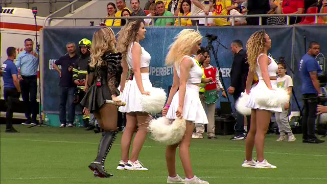 Loredana Groza și dansatoarele au întreținut atmosfera pe Arena Națională! _20