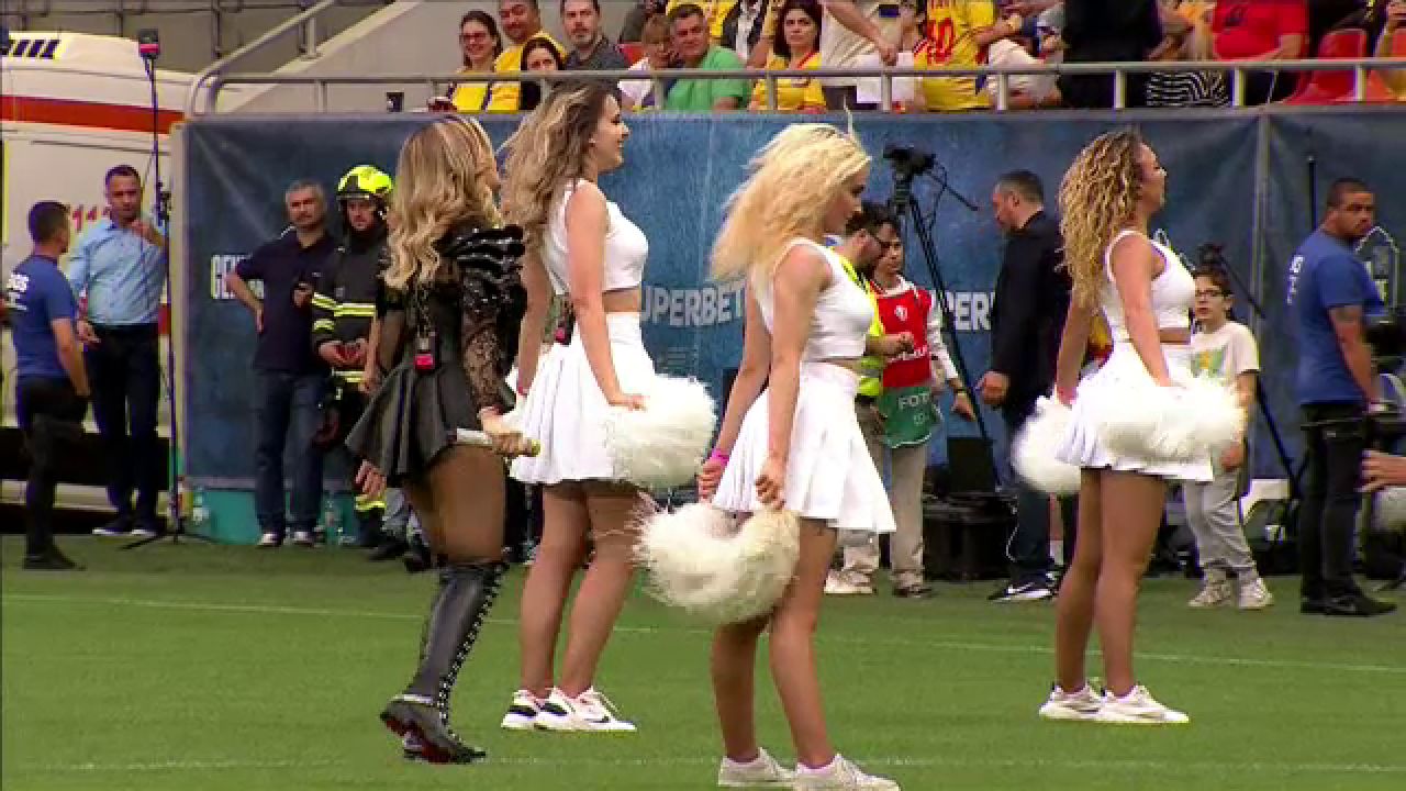Loredana Groza și dansatoarele au întreținut atmosfera pe Arena Națională! _18
