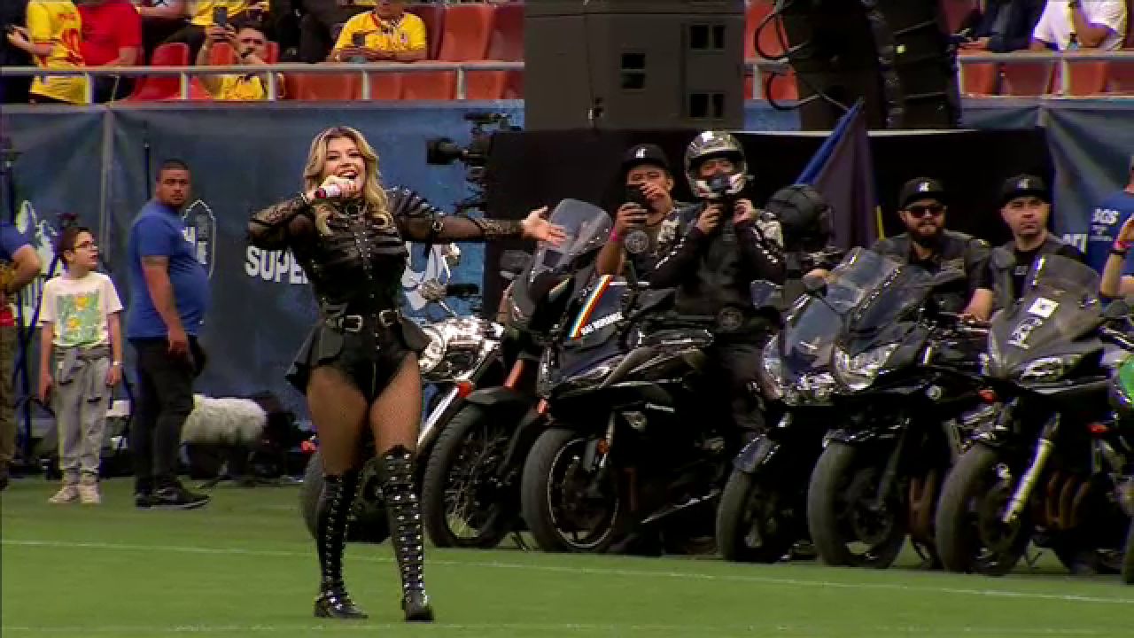 Loredana Groza și dansatoarele au întreținut atmosfera pe Arena Națională! _25