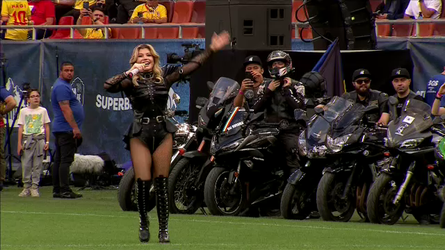 Loredana Groza și dansatoarele au întreținut atmosfera pe Arena Națională! _28
