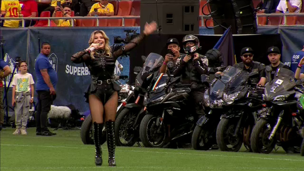 Loredana Groza și dansatoarele au întreținut atmosfera pe Arena Națională! _26