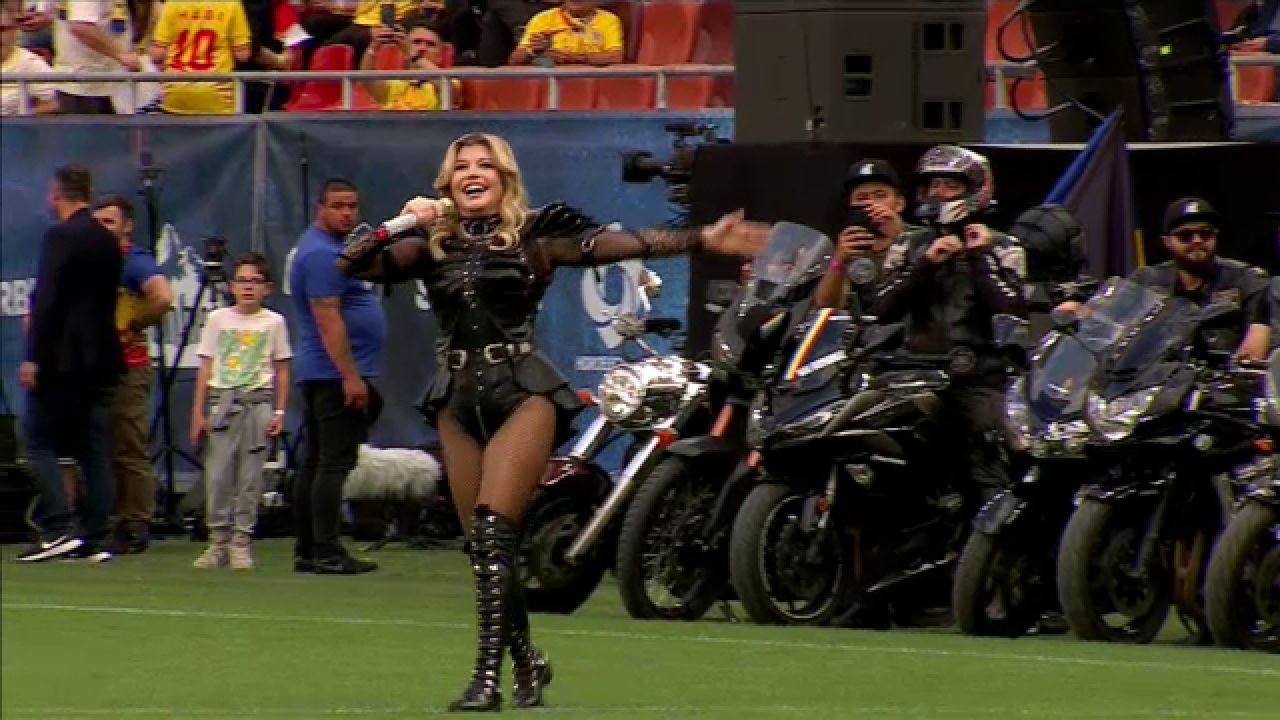 Loredana Groza și dansatoarele au întreținut atmosfera pe Arena Națională! _29