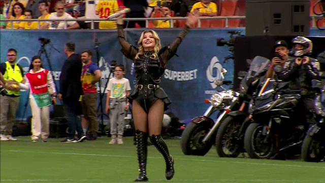 Loredana Groza și dansatoarele au întreținut atmosfera pe Arena Națională! _33