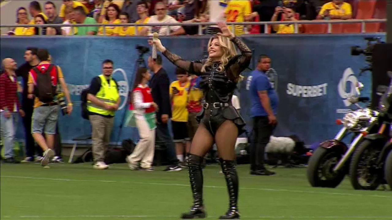 Loredana Groza și dansatoarele au întreținut atmosfera pe Arena Națională! _33
