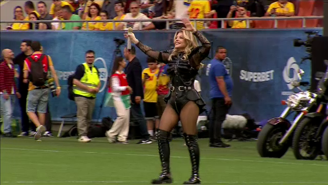 Loredana Groza și dansatoarele au întreținut atmosfera pe Arena Națională! _39