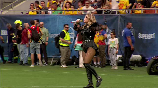 Loredana Groza și dansatoarele au întreținut atmosfera pe Arena Națională! _40