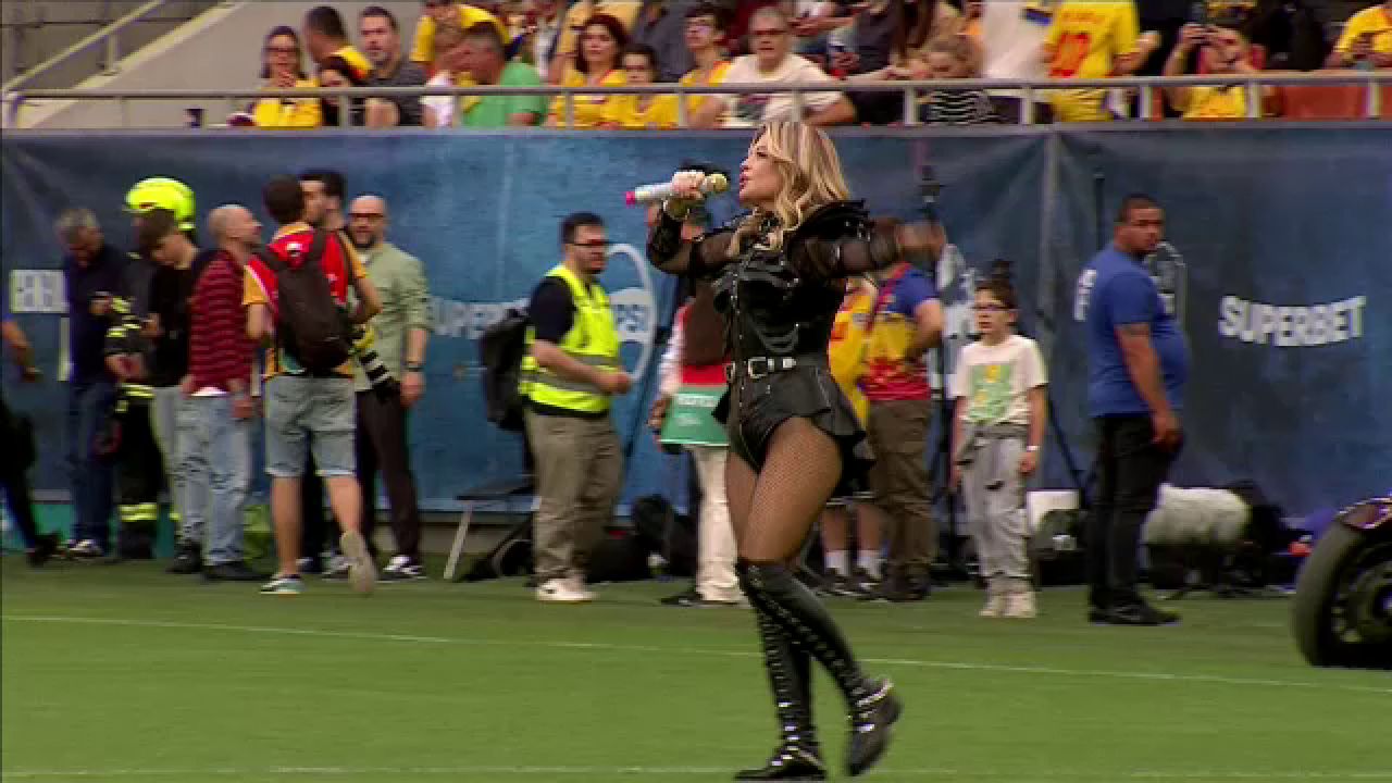 Loredana Groza și dansatoarele au întreținut atmosfera pe Arena Națională! _38