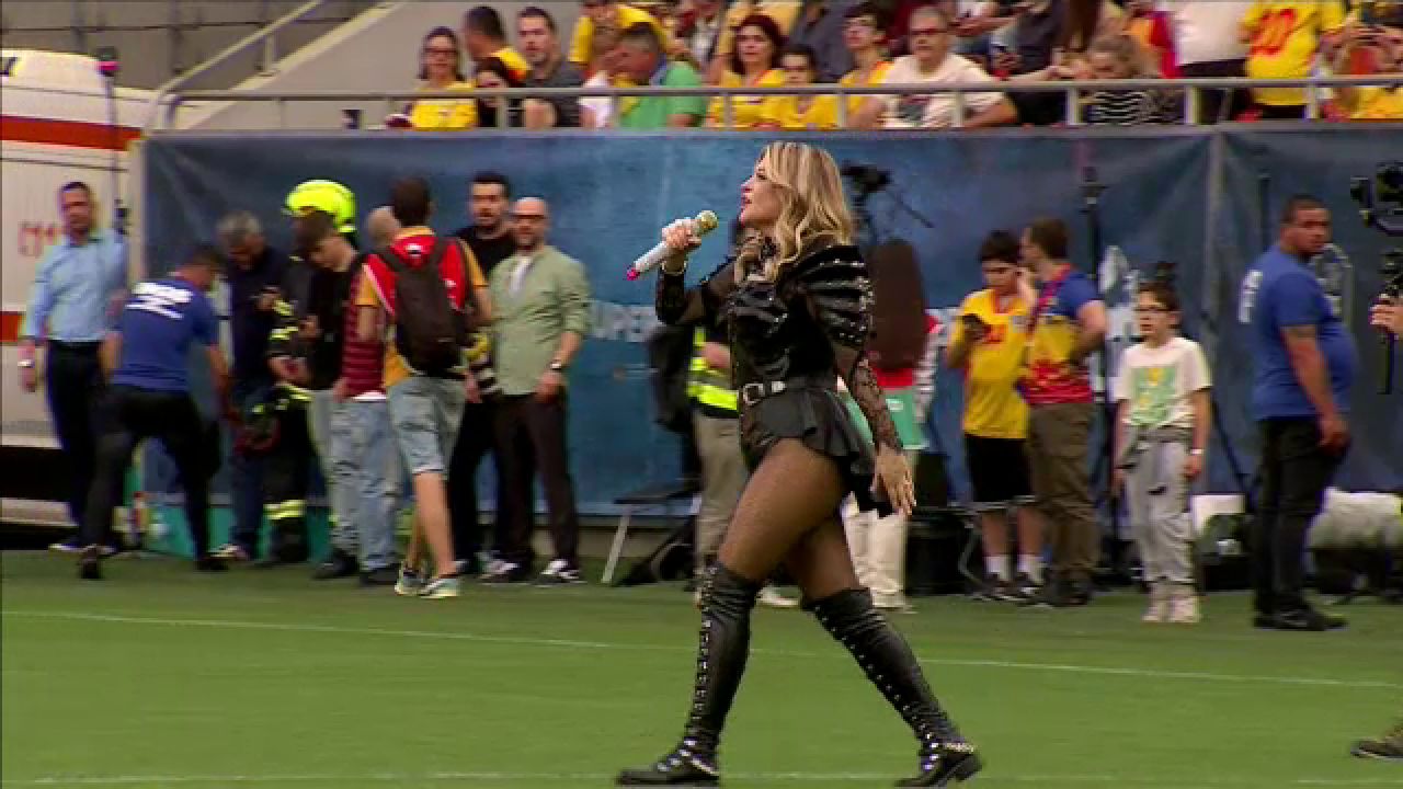 Loredana Groza și dansatoarele au întreținut atmosfera pe Arena Națională! _39