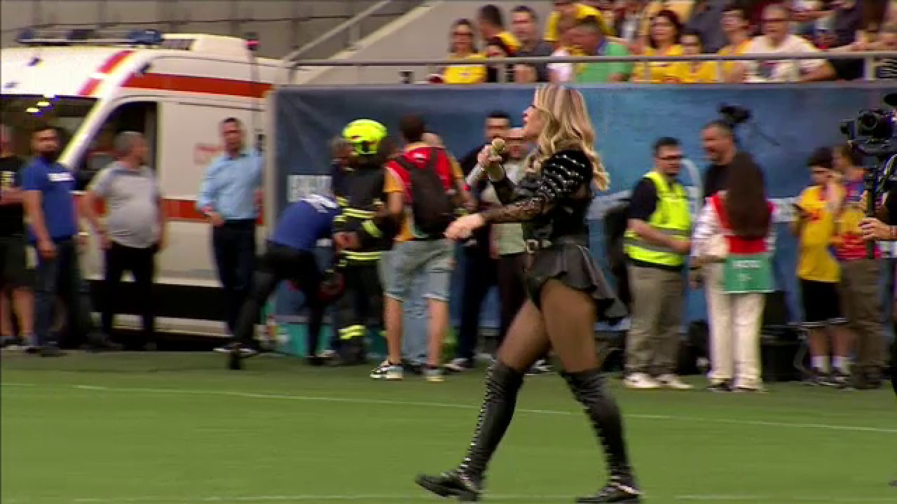 Loredana Groza și dansatoarele au întreținut atmosfera pe Arena Națională! _40