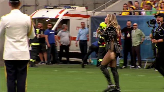 Loredana Groza și dansatoarele au întreținut atmosfera pe Arena Națională! _43
