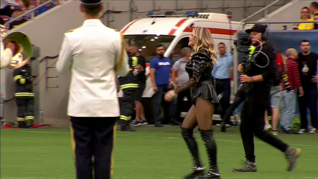 Loredana Groza și dansatoarele au întreținut atmosfera pe Arena Națională! _44