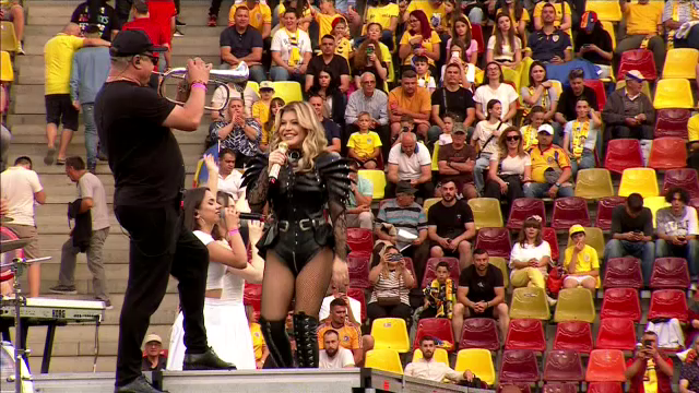 Loredana Groza și dansatoarele au întreținut atmosfera pe Arena Națională! _47