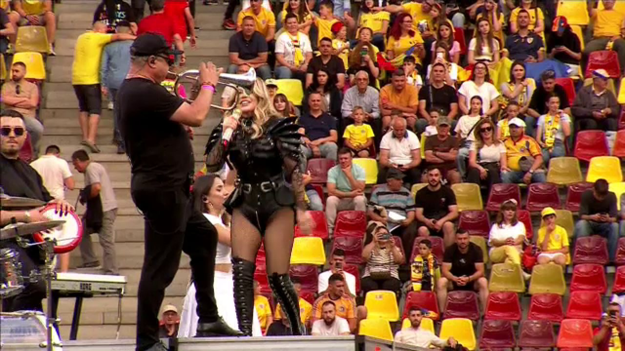 Loredana Groza și dansatoarele au întreținut atmosfera pe Arena Națională! _46