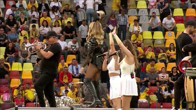 Loredana Groza și dansatoarele au întreținut atmosfera pe Arena Națională! _52