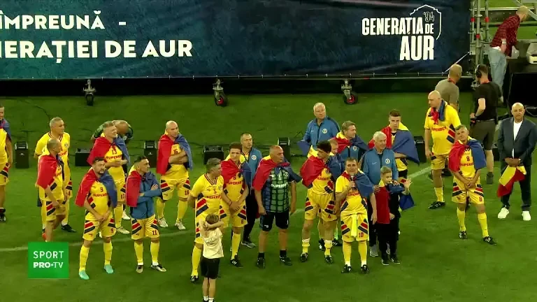 Standing ovation pentru Gică Hagi, după meciul de adio al Generației de Aur! ”Bună seara! Vă iubim, vă iubim, vă iubim”