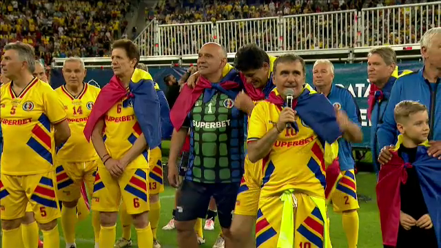 Standing ovation pentru Gică Hagi, după meciul de adio al Generației de Aur! &rdquo;Bună seara! Vă iubim, vă iubim, vă iubim&rdquo;