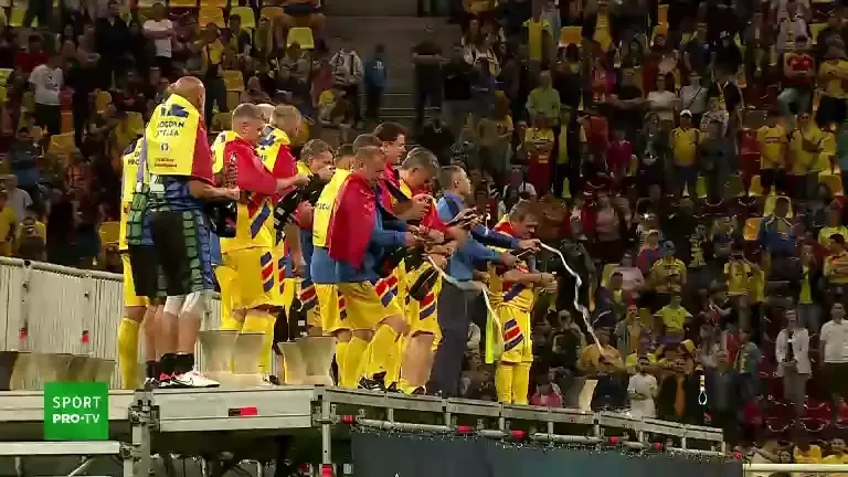 Generația de Aur a făcut "duș de șampanie" după ce au învins echipa World Stars