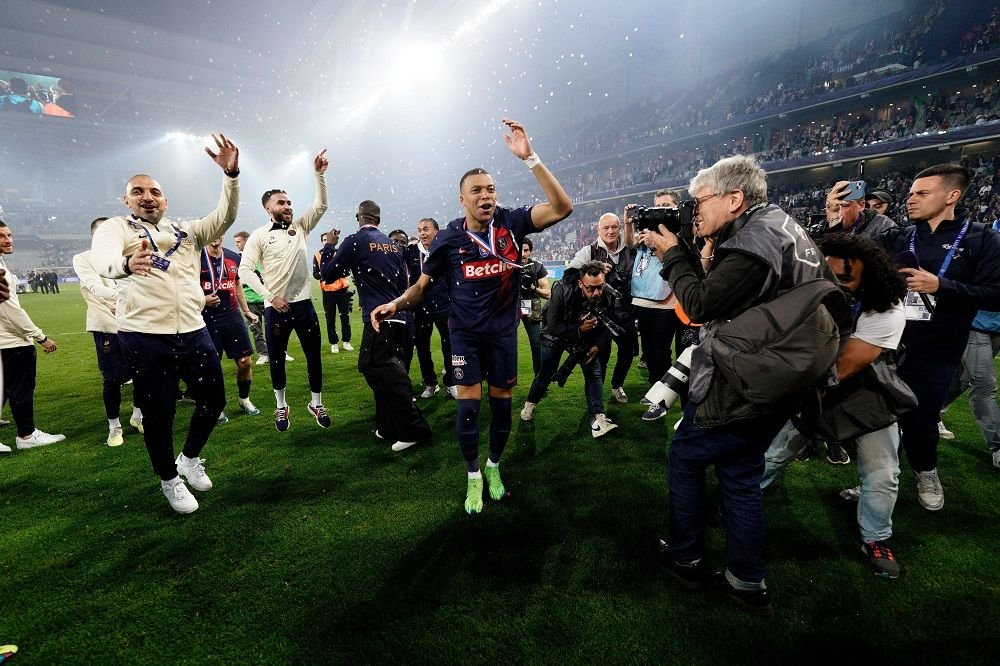 Au revoir, Kylian Mbappe! Ultimul meci jucat de starul francez la PSG, ultimul trofeu câștigat! Președintele Emmanuel Macron, prezent și el_3