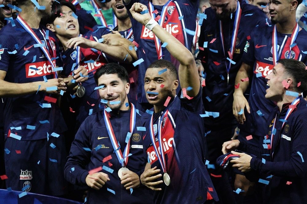 Au revoir, Kylian Mbappe! Ultimul meci jucat de starul francez la PSG, ultimul trofeu câștigat! Președintele Emmanuel Macron, prezent și el_4