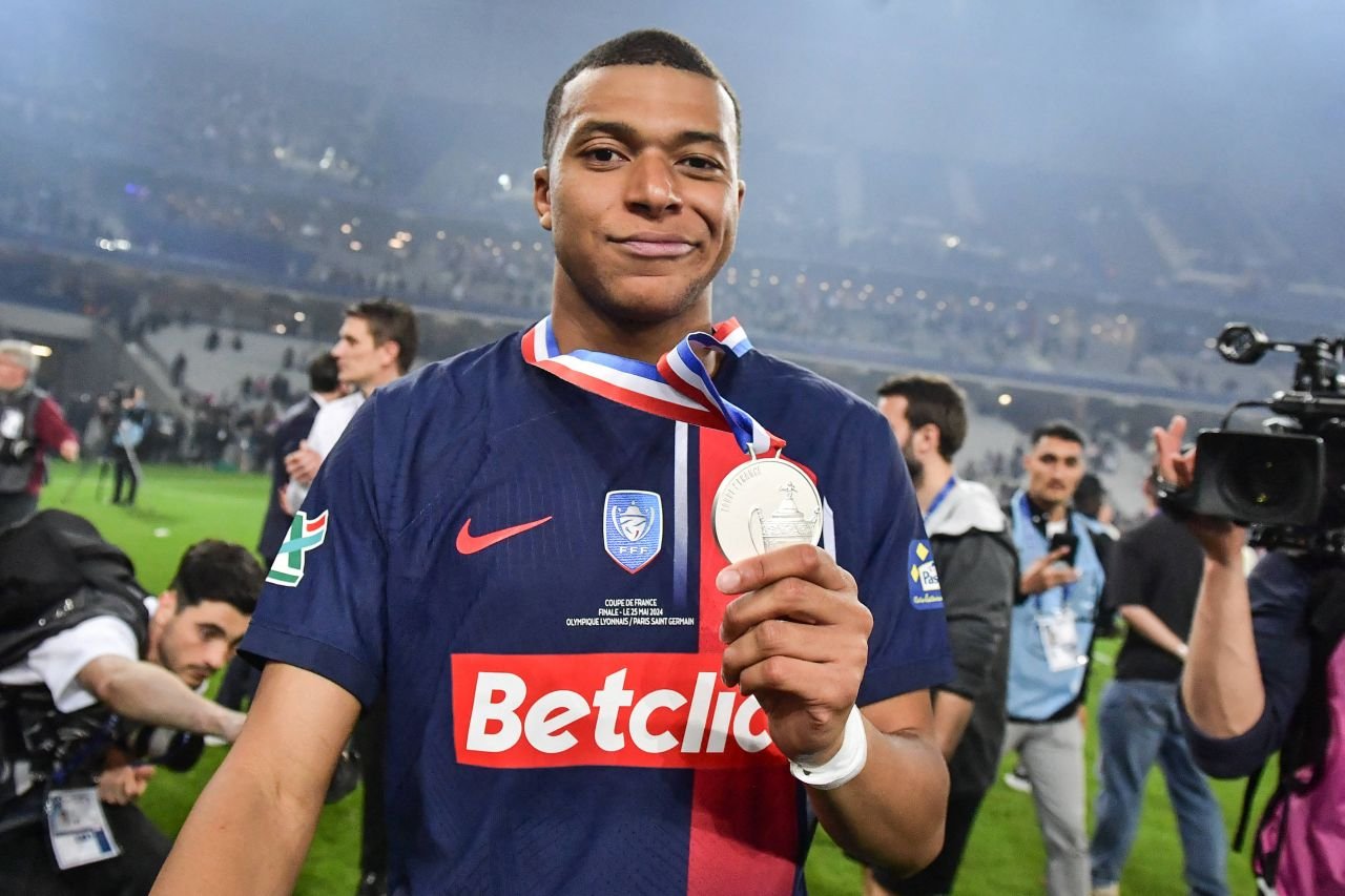 Au revoir, Kylian Mbappe! Ultimul meci jucat de starul francez la PSG, ultimul trofeu câștigat! Președintele Emmanuel Macron, prezent și el_7