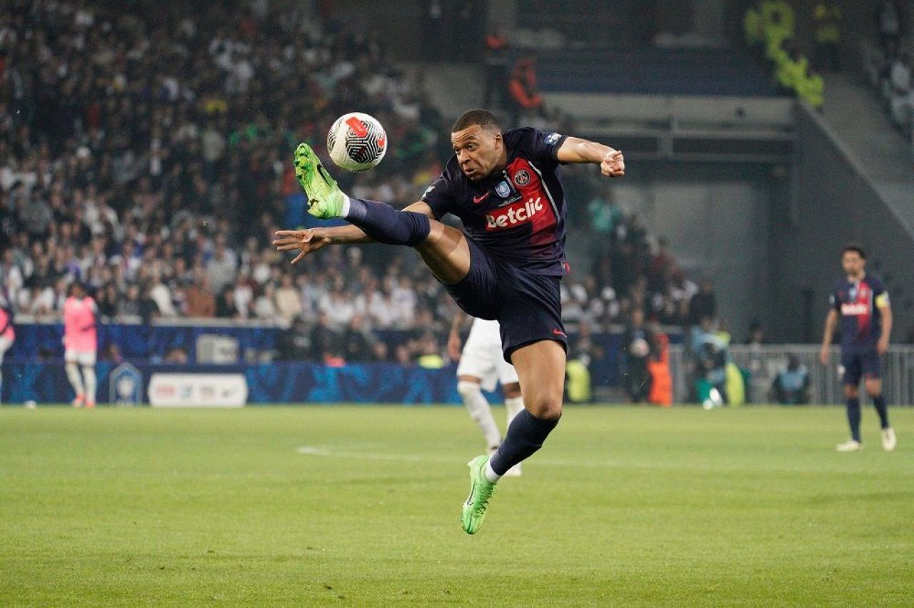 Au revoir, Kylian Mbappe! Ultimul meci jucat de starul francez la PSG, ultimul trofeu câștigat! Președintele Emmanuel Macron, prezent și el_8
