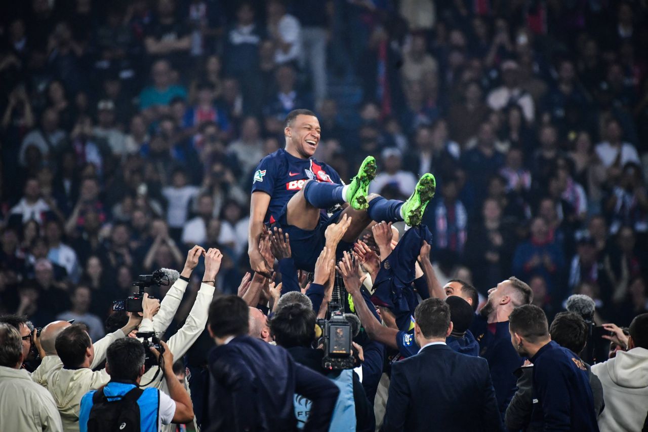 Au revoir, Kylian Mbappe! Ultimul meci jucat de starul francez la PSG, ultimul trofeu câștigat! Președintele Emmanuel Macron, prezent și el_9