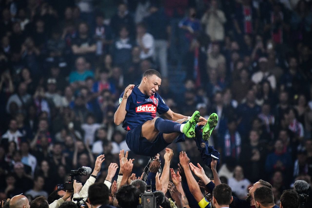Au revoir, Kylian Mbappe! Ultimul meci jucat de starul francez la PSG, ultimul trofeu câștigat! Președintele Emmanuel Macron, prezent și el_10