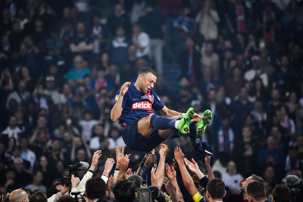 Au revoir, Kylian Mbappe! Ultimul meci jucat de starul francez la PSG, ultimul trofeu câștigat! Președintele Emmanuel Macron, prezent și el_10