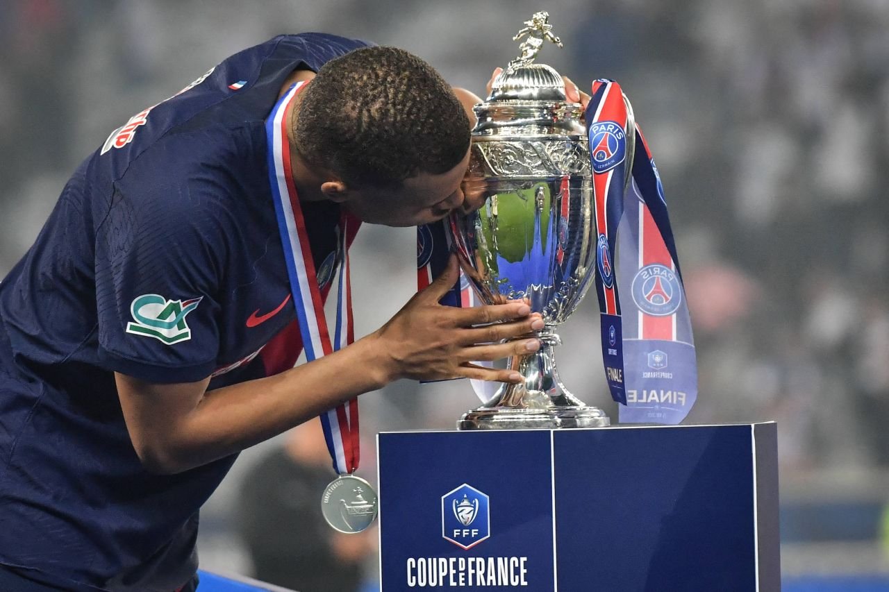 Au revoir, Kylian Mbappe! Ultimul meci jucat de starul francez la PSG, ultimul trofeu câștigat! Președintele Emmanuel Macron, prezent și el_11