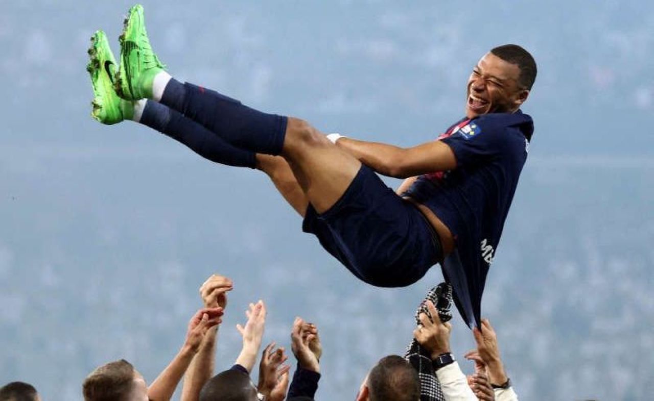 Au revoir, Kylian Mbappe! Ultimul meci jucat de starul francez la PSG, ultimul trofeu câștigat! Președintele Emmanuel Macron, prezent și el_1