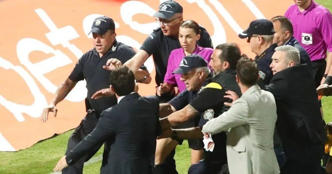 Stephanie Frappart a făcut prăpăd la finala Cupei Greciei! 3 cartonașe roșii în 20 de minute și arbitra a fost escortată de poliție_1