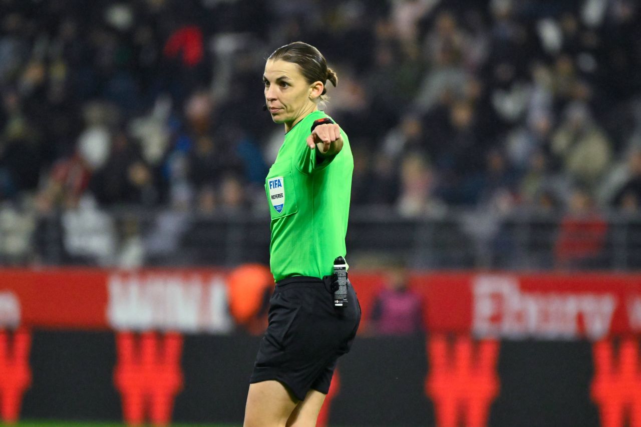 Stephanie Frappart a făcut prăpăd la finala Cupei Greciei! 3 cartonașe roșii în 20 de minute și arbitra a fost escortată de poliție_2