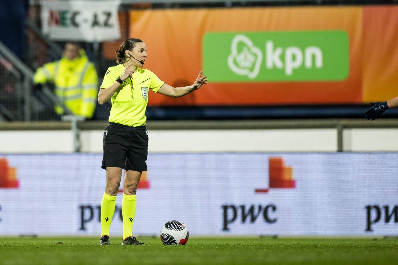 Stephanie Frappart a făcut prăpăd la finala Cupei Greciei! 3 cartonașe roșii în 20 de minute și arbitra a fost escortată de poliție_3