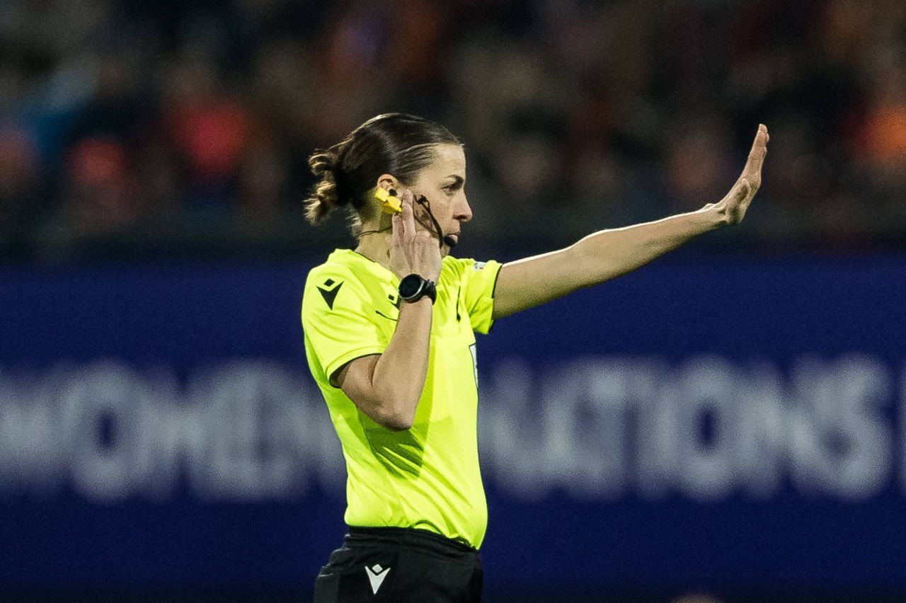 Stephanie Frappart a făcut prăpăd la finala Cupei Greciei! 3 cartonașe roșii în 20 de minute și arbitra a fost escortată de poliție_4
