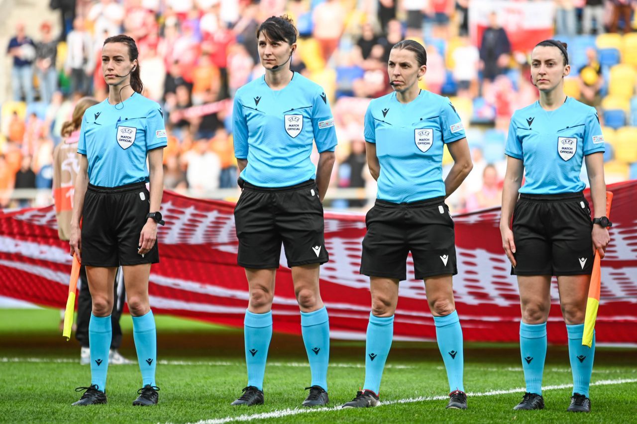Stephanie Frappart a făcut prăpăd la finala Cupei Greciei! 3 cartonașe roșii în 20 de minute și arbitra a fost escortată de poliție_7