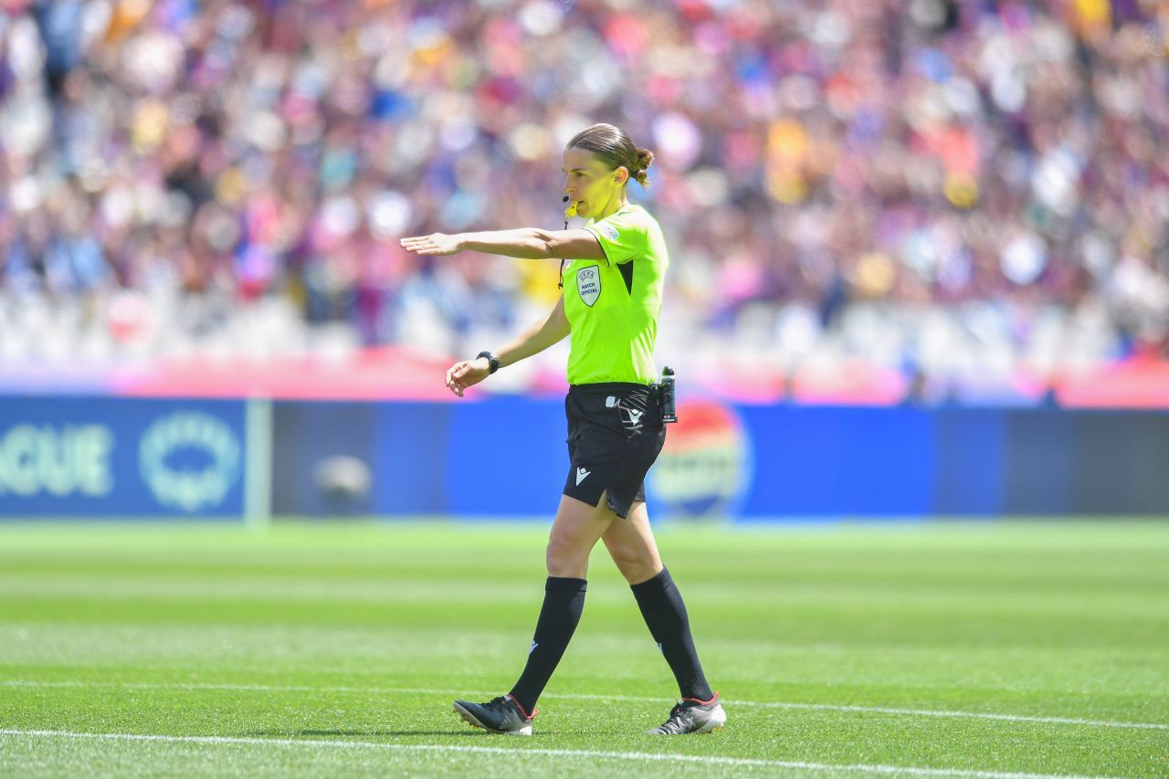 Stephanie Frappart a făcut prăpăd la finala Cupei Greciei! 3 cartonașe roșii în 20 de minute și arbitra a fost escortată de poliție_8