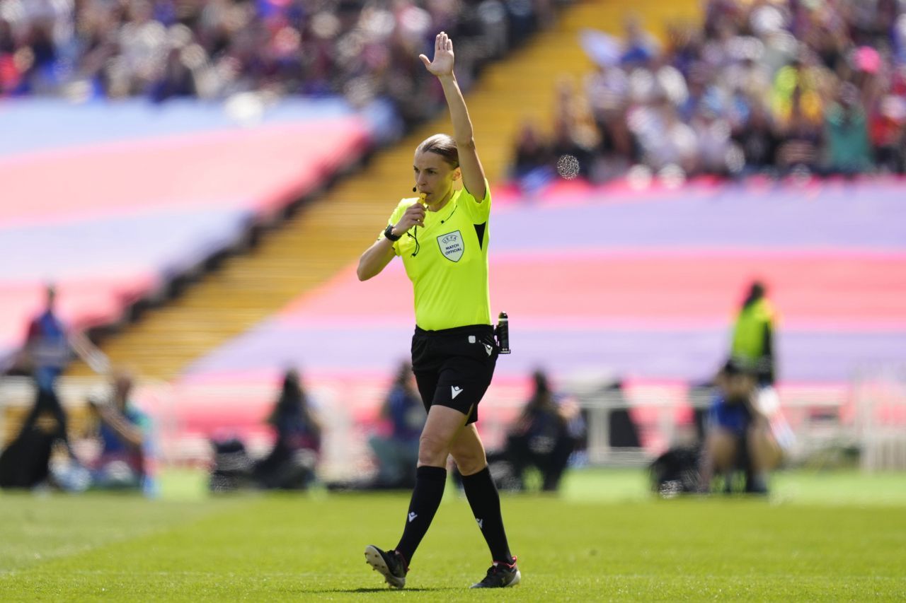 Stephanie Frappart a făcut prăpăd la finala Cupei Greciei! 3 cartonașe roșii în 20 de minute și arbitra a fost escortată de poliție_9