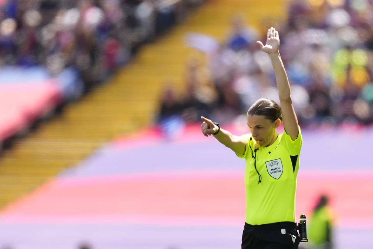 Stephanie Frappart a făcut prăpăd la finala Cupei Greciei! 3 cartonașe roșii în 20 de minute și arbitra a fost escortată de poliție_10