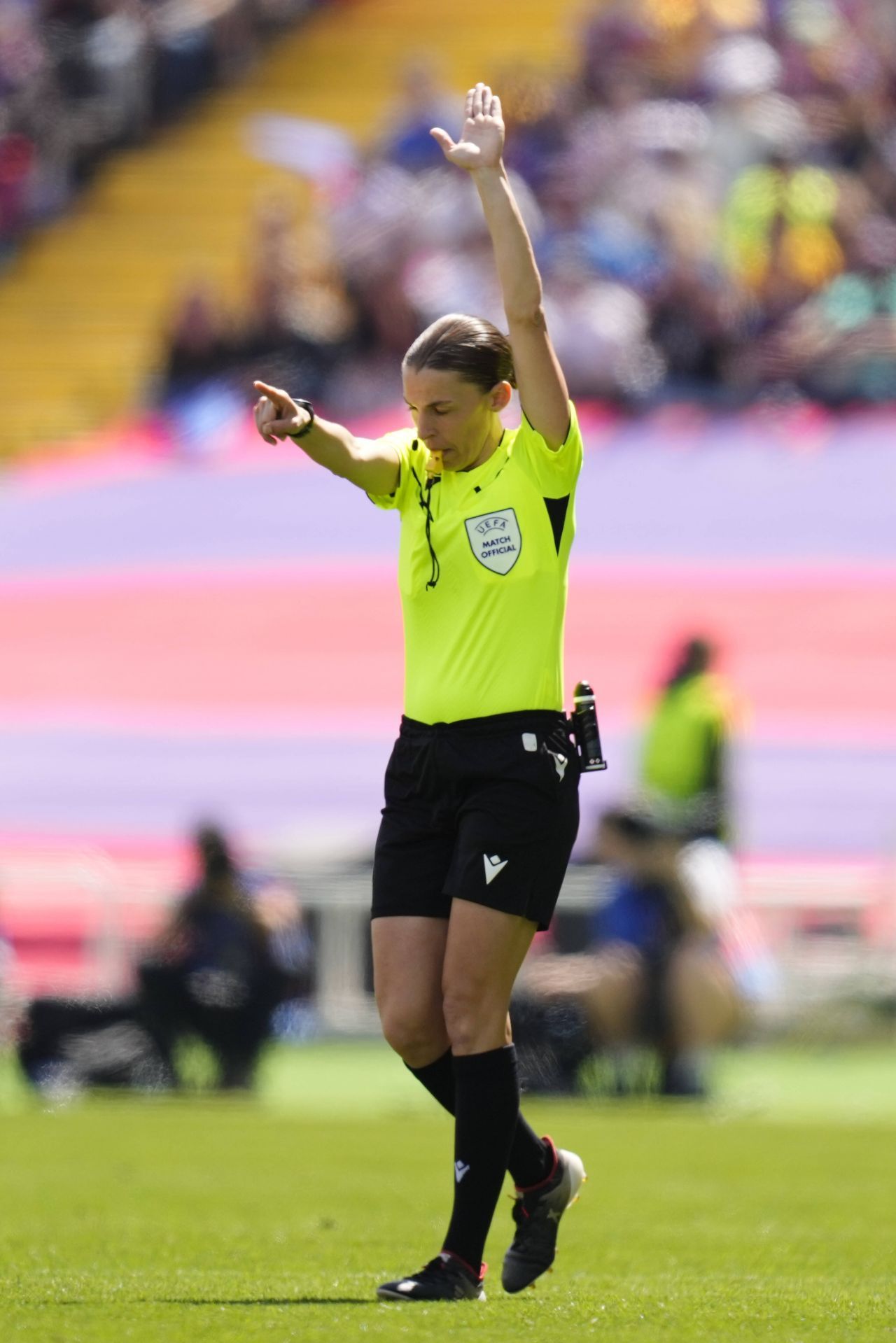 Stephanie Frappart a făcut prăpăd la finala Cupei Greciei! 3 cartonașe roșii în 20 de minute și arbitra a fost escortată de poliție_11