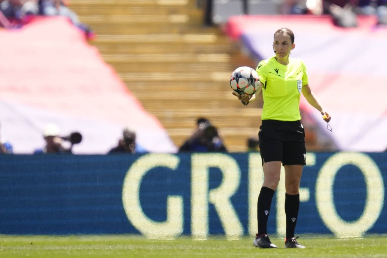 Stephanie Frappart A Facut Prapad La Finala Cupei Greciei 3 Cartonase Rosii In 20 De Minute Si Arbitra 10