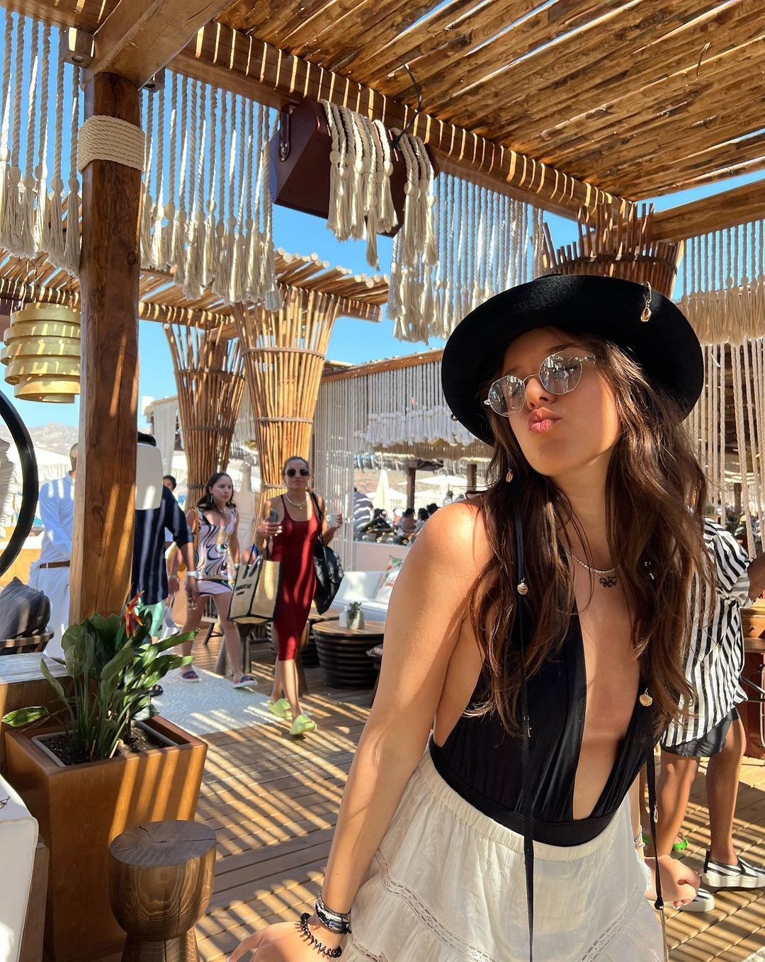 Una mai frumoasă decât cealaltă! Fiicele lui Gică Popescu și Ilie Dumitrescu, apariții spectaculoase la meciul Generației de Aur_5