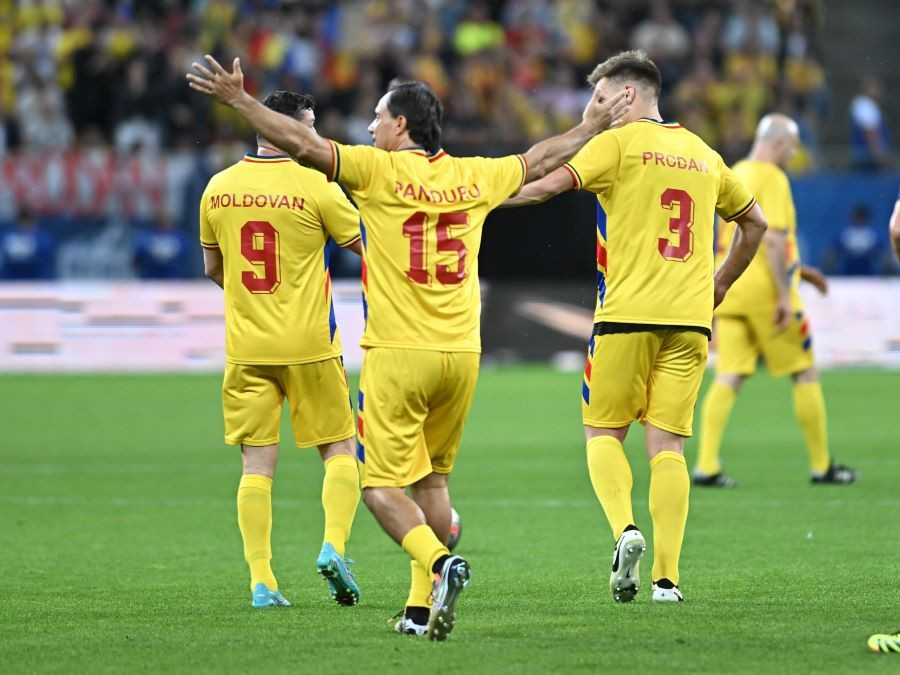 Basarab Panduru nu s-a abținut după ce a marcat un gol de generic &icirc;n meciul Generației de Aur: Mai bine aș fi dat atunci