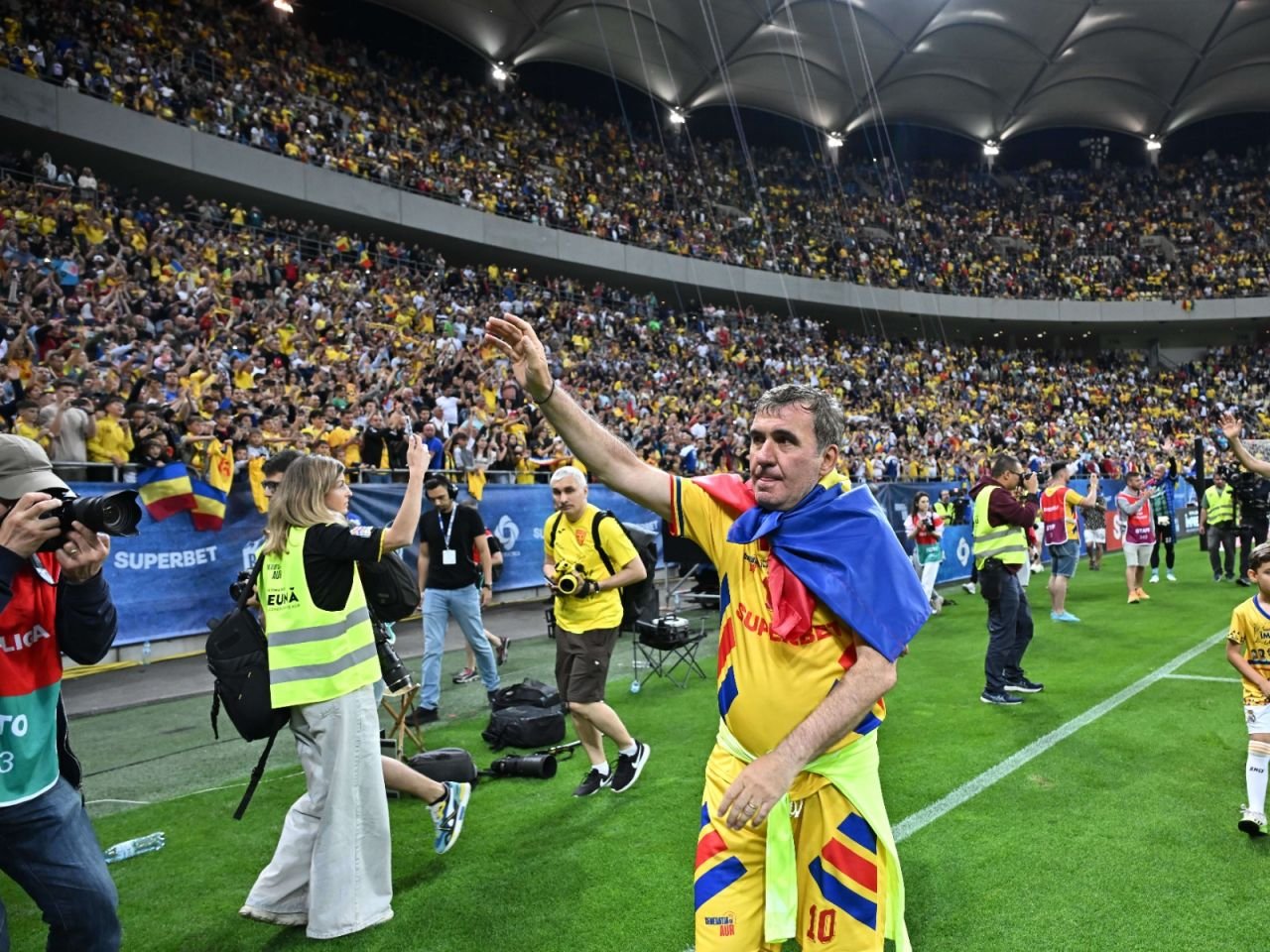 Prețiosul ”Rege”. Cele mai tari imagini cu Gică Hagi de la meciul Generației de Aur_22