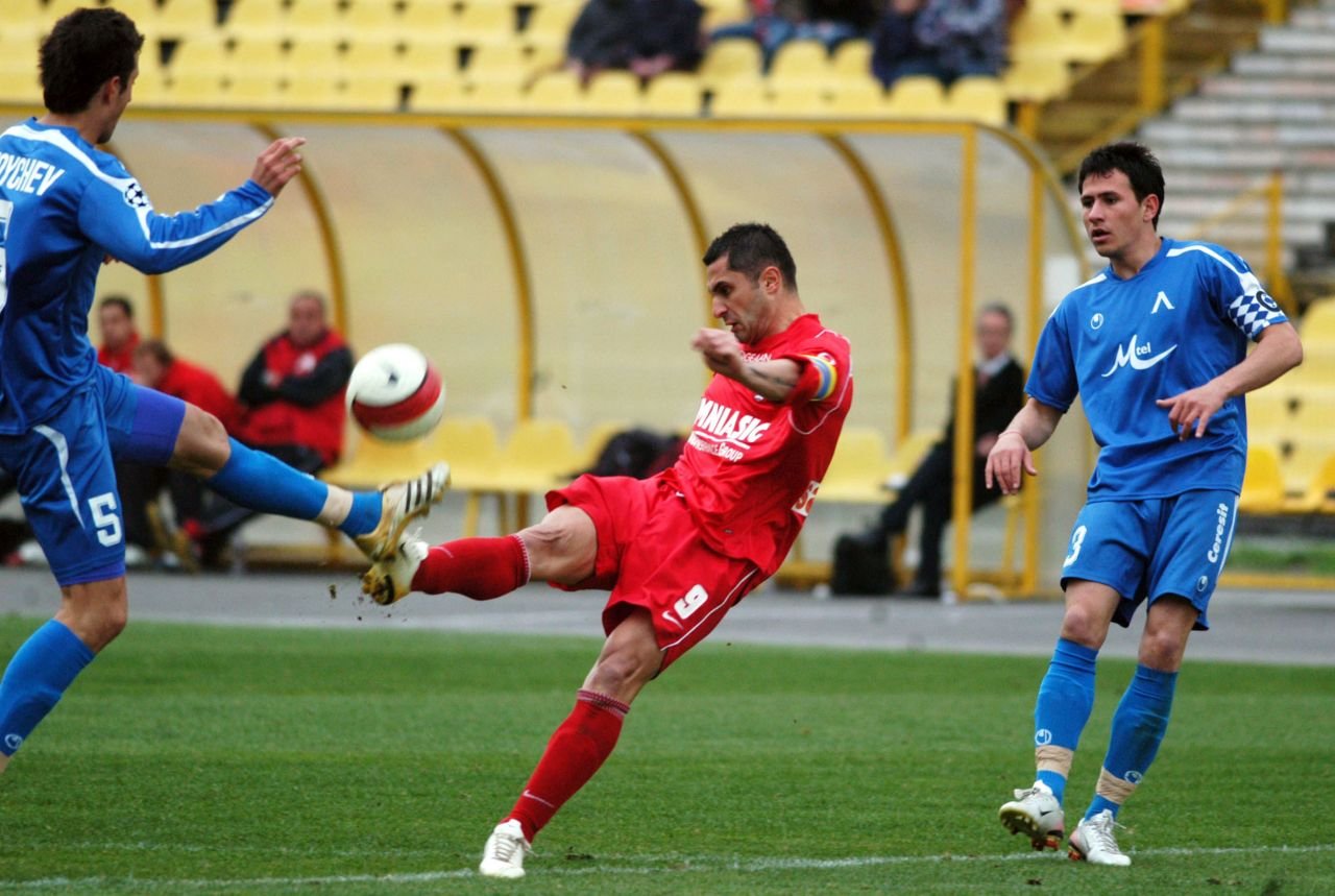 Trei foști fotbaliști din România au semnat cu echipa de Champions League cu 74 de trofee în palmares!_14