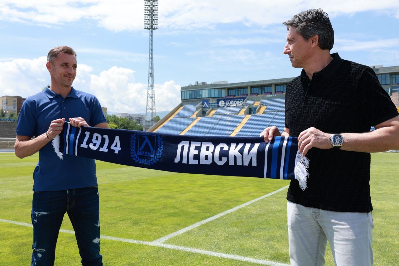 Trei foști fotbaliști din România au semnat cu echipa de Champions League cu 74 de trofee în palmares!_22